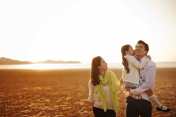 포토 JPG 주간 라이프스타일 여자 남자 딸 어린이 가족 안기 모션 엄마 키스 서기 미소 사람 동양인 소녀 상반신 성인 해변 야외 앞모습 옆모습 세명 30대 일출 노을 일몰 산책 한국인 가족라이프 아빠 충청남도 태안 신두리해변 국내포토 자연요소 바다 뷰포인트 관계 휴식 표정 인종 생활 장년 애정표현 충청도 파일형식