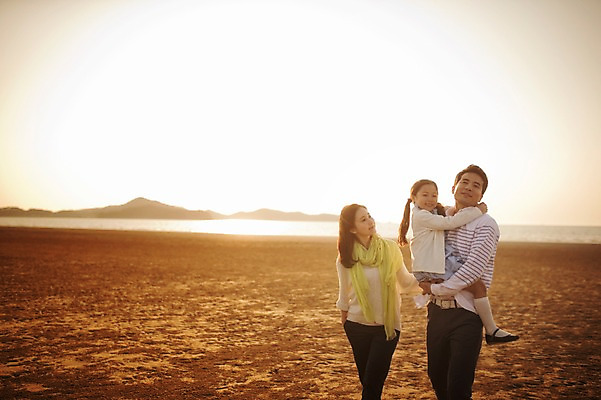 포토 JPG 주간 라이프스타일 여자 남자 딸 어린이 가족 안기 모션 하늘 엄마 서기 미소 사람 동양인 소녀 상반신 성인 해변 야외 옆모습 세명 30대 일출 노을 일몰 산책 한국인 가족라이프 아빠 충청남도 태안 신두리해변 국내포토 자연요소 바다 뷰포인트 관계 휴식 표정 인종 생활 장년 충청도 파일형식