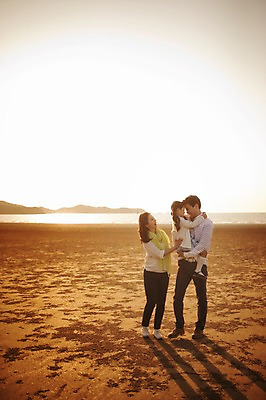 포토 JPG 주간 전신 라이프스타일 여자 남자 딸 어린이 가족 안기 모션 하늘 엄마 그림자 서기 사람 동양인 소녀 성인 해변 야외 앞모습 옆모습 세명 30대 태양 일출 노을 일몰 산책 한국인 가족라이프 아빠 충청남도 태안 신두리해변 국내포토 자연요소 바다 뷰포인트 관계 휴식 인종 생활 장년 충청도 파일형식