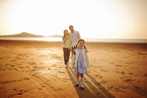 포토 JPG 주간 전신 라이프스타일 여자 남자 딸 어린이 가족 모션 엄마 어깨동무 그림자 미소 사람 동양인 소녀 성인 해변 야외 앞모습 세명 30대 걷기 일출 노을 일몰 산책 한국인 가족라이프 아빠 충청남도 태안 신두리해변 국내포토 자연요소 바다 뷰포인트 포즈 관계 휴식 표정 인종 생활 장년 충청도 파일형식