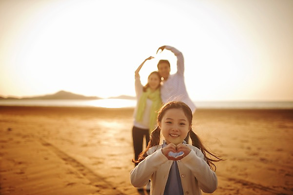 포토 JPG 주간 라이프스타일 여자 남자 딸 어린이 가족 모션 엄마 서기 미소 사람 동양인 손짓 소녀 상반신 성인 해변 야외 앞모습 아웃포커스 세명 30대 일출 노을 일몰 산책 한국인 하트 가족라이프 아빠 충청남도 태안 신두리해변 국내포토 자연요소 모양 바다 뷰포인트 관계 휴식 촬영기법 표정 인종 생활 장년 충청도 파일형식
