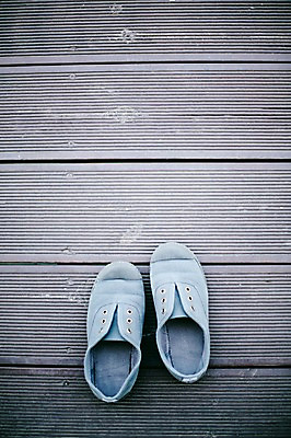 포토 JPG 주간 운동화 신발 사람없음 야외 하이앵글 오브젝트 켤레 국내포토 자연요소 뷰포인트 파일형식