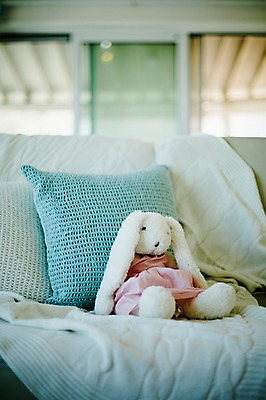 포토 JPG 주간 인형 쿠션 실내 사람없음 아웃포커스 소파 장난감 토끼 오브젝트 토끼인형 반려 국내포토 자연요소 의자 포유류 촬영기법 내부 반려동물 파일형식