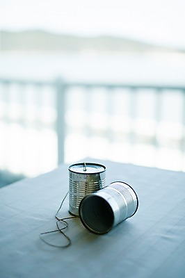 포토 JPG 주간 탁자 실내 사람없음 아웃포커스 장난감 놀이용품 오브젝트 깡통전화 국내포토 자연요소 가구 촬영기법 내부 전화기 파일형식