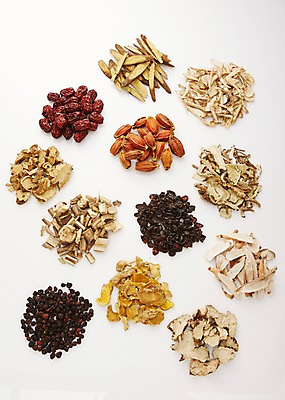 포토 JPG 스튜디오촬영 재료 건조 실내 건강 사람없음 한의학 한약재 한약 대추 건강식품 감초 당귀 도라지 백출 산수유 오가피 오미자 작약 천궁 치자 강황 국내포토 꽃 음식 식재료 의학 내부 약 약재 파일형식