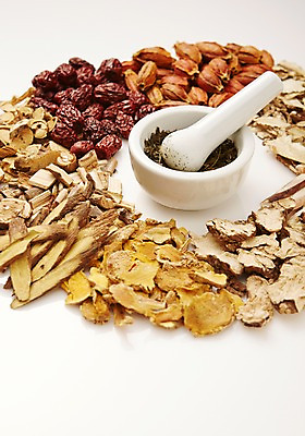 포토 JPG 스튜디오촬영 재료 건조 실내 건강 사람없음 한의학 한약재 한약 녹차 대추 건강식품 막자사발 감초 도라지 백출 오가피 작약 천궁 치자 강황 국내포토 꽃 음식 식재료 의학 내부 차_음료 약 약재 사발 파일형식