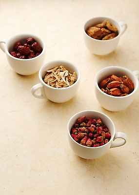 포토 JPG 스튜디오촬영 재료 건조 실내 건강 사람없음 컵 장미 한의학 머그컵 한약재 한약 대추 건강식품 도라지 둥굴레 치자 국내포토 식기 꽃 음식 의학 내부 약 약재 파일형식