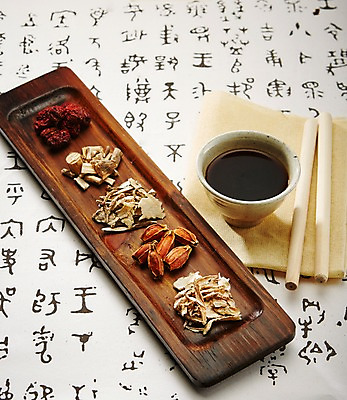 포토 JPG 스튜디오촬영 그릇 재료 건조 실내 건강 사람없음 한의학 한약재 막대기 한약 천 대추 건강식품 당귀 도라지 오가피 치자 국내포토 식기 음식 의학 내부 약 약재 직물 파일형식