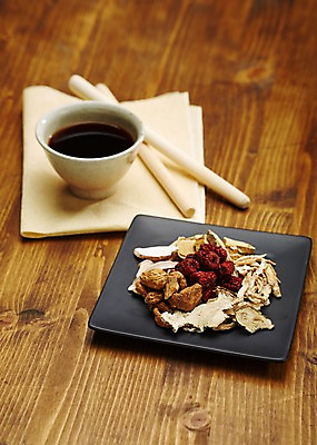 포토 JPG 스튜디오촬영 그릇 재료 건조 실내 건강 사람없음 한의학 한약재 막대기 한약 천 대추 건강식품 당귀 도라지 둥굴레 백출 작약 국내포토 식기 꽃 음식 의학 내부 약 약재 직물 파일형식