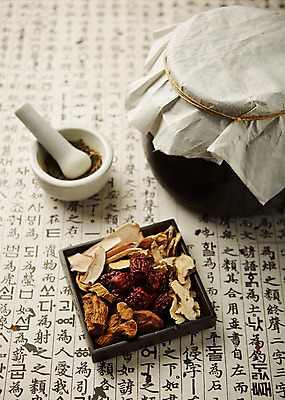 포토 JPG 스튜디오촬영 재료 건조 실내 건강 사람없음 한의학 한약재 한약 대추 건강식품 막자사발 약탕기 당귀 도라지 둥굴레 작약 국내포토 꽃 음식 의학 주방용품 내부 약 약재 사발 파일형식