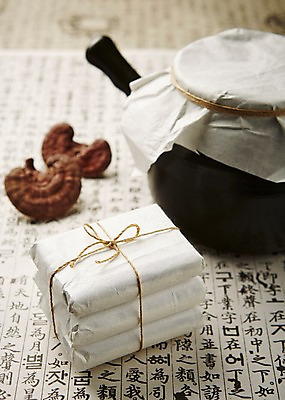 포토 JPG 스튜디오촬영 재료 실내 건강 사람없음 한의학 한약재 한약 건강식품 약탕기 약봉지 영지 영지버섯 국내포토 음식 의학 주방용품 내부 약 버섯 약재 파일형식