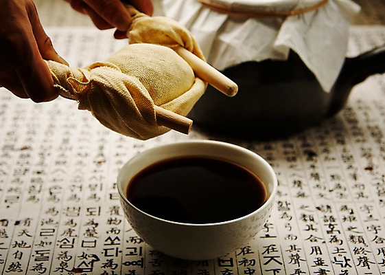 포토 JPG 스튜디오촬영 손 재료 실내 건강 사람 신체부위 한의학 한약재 막대기 사발 제조 한약 천 건강식품 약탕기 약제조 국내포토 음식 의학 주방용품 내부 약 약재 직물 사기그릇 파일형식