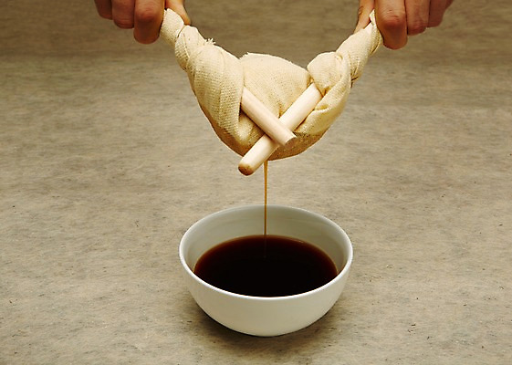 포토 JPG 스튜디오촬영 손 재료 실내 건강 사람 신체부위 한의학 한약재 막대기 사발 제조 한약 천 건강식품 약제조 짜기 국내포토 음식 의학 모션 내부 약 약재 직물 사기그릇 파일형식