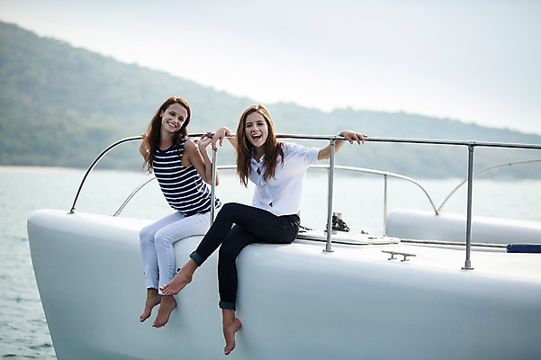 포토 JPG 주간 전신 서양인 외국인 백인 해외기획촬영 우먼라이프 라이프스타일 여자 여유 바다 여행 모션 휴가 2014년태국 미소 사람 앉기 20대 성인 야외 두명 앞모습 친구 여름휴가 바캉스 청춘 우정 다리꼬기 보트 추억 여자만 성인여자만 청년만 청년여자만 성인만 국내포토 자연요소 감정 뷰포인트 컨셉 배_교통 관계 표정 인종 청년 생활 파일형식 여름_계절