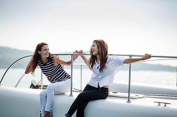 포토 JPG 주간 서양인 외국인 백인 해외기획촬영 우먼라이프 라이프스타일 여자 여유 바다 여행 모션 팔벌리기 휴가 2014년태국 미소 사람 앉기 손짓 상반신 20대 성인 야외 두명 앞모습 친구 여름휴가 바캉스 청춘 잡기 보트 추억 여자만 성인여자만 청년만 청년여자만 성인만 국내포토 자연요소 감정 뷰포인트 컨셉 배_교통 관계 표정 인종 청년 생활 파일형식 여름_계절