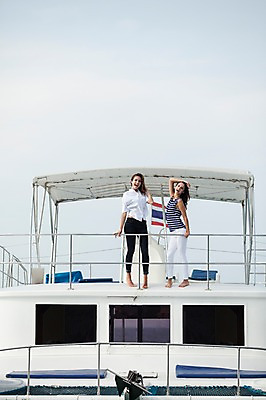 포토 JPG 주간 전신 서양인 외국인 백인 해외기획촬영 우먼라이프 라이프스타일 여자 여유 바다 여행 모션 하늘 휴가 2014년태국 서기 미소 사람 20대 성인 야외 두명 앞모습 친구 여름휴가 바캉스 청춘 우정 보트 추억 여자만 성인여자만 청년만 청년여자만 성인만 국내포토 자연요소 감정 뷰포인트 컨셉 배_교통 관계 표정 인종 청년 생활 파일형식 여름_계절