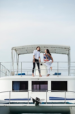 포토 JPG 주간 전신 서양인 외국인 백인 해외기획촬영 우먼라이프 라이프스타일 여자 여유 바다 여행 모션 하늘 휴가 2014년태국 서기 미소 사람 20대 성인 야외 두명 앞모습 친구 여름휴가 바캉스 청춘 우정 보트 추억 여자만 성인여자만 청년만 청년여자만 성인만 국내포토 자연요소 감정 뷰포인트 컨셉 배_교통 관계 표정 인종 청년 생활 파일형식 여름_계절