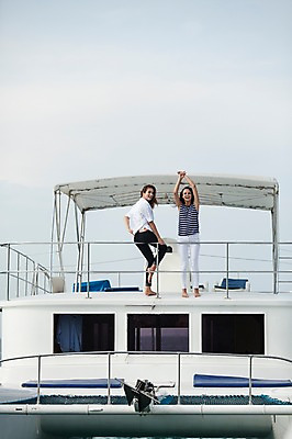 포토 JPG 주간 전신 서양인 외국인 백인 해외기획촬영 우먼라이프 라이프스타일 여자 여유 바다 여행 모션 하늘 휴가 2014년태국 서기 미소 사람 손짓 20대 성인 야외 두명 앞모습 친구 여름휴가 바캉스 청춘 손들기 우정 보트 추억 여자만 성인여자만 청년만 청년여자만 성인만 국내포토 자연요소 감정 뷰포인트 컨셉 배_교통 관계 표정 인종 청년 생활 파일형식 여름_계절