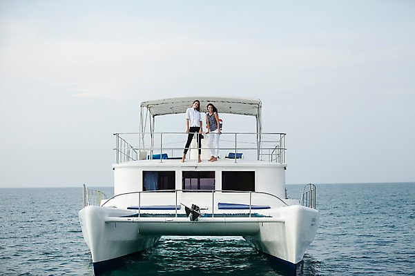 포토 JPG 주간 전신 서양인 외국인 백인 해외기획촬영 우먼라이프 라이프스타일 여자 여유 바다 여행 모션 하늘 휴가 2014년태국 서기 사람 20대 성인 야외 두명 앞모습 친구 여름휴가 바캉스 청춘 우정 보트 추억 여자만 성인여자만 청년만 청년여자만 성인만 국내포토 자연요소 감정 뷰포인트 컨셉 배_교통 관계 인종 청년 생활 파일형식 여름_계절