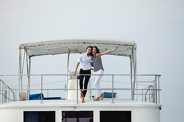 포토 JPG 주간 전신 서양인 외국인 백인 해외기획촬영 우먼라이프 라이프스타일 여자 여유 바다 여행 모션 하늘 어깨동무 휴가 2014년태국 서기 미소 사람 손짓 20대 성인 야외 두명 앞모습 친구 여름휴가 바캉스 청춘 우정 보트 추억 손뻗기 여자만 성인여자만 청년만 청년여자만 성인만 국내포토 자연요소 감정 뷰포인트 포즈 컨셉 배_교통 관계 표정 인종 청년 생활 파일형식 여름_계절