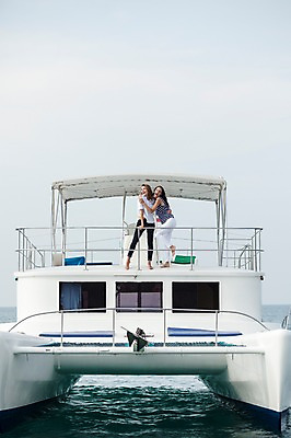 포토 JPG 주간 전신 서양인 외국인 백인 해외기획촬영 우먼라이프 라이프스타일 여자 여유 바다 여행 모션 하늘 휴가 2014년태국 서기 미소 사람 20대 성인 야외 두명 뒷모습 친구 여름휴가 바캉스 청춘 우정 뒤돌아보기 보트 추억 여자만 성인여자만 청년만 청년여자만 성인만 국내포토 자연요소 감정 뷰포인트 컨셉 배_교통 관계 표정 인종 청년 생활 파일형식 여름_계절