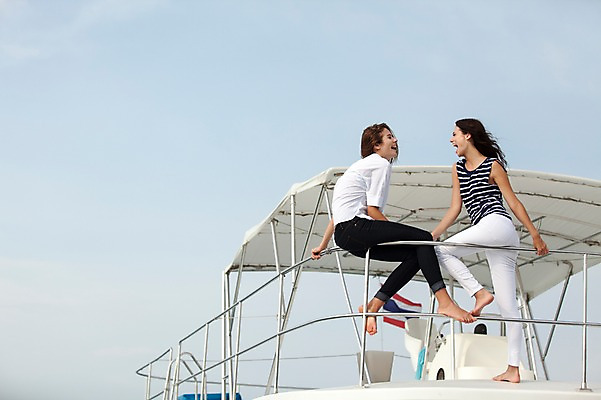 포토 JPG 주간 전신 서양인 외국인 백인 해외기획촬영 우먼라이프 라이프스타일 여자 여유 바다 여행 장난 난간 모션 하늘 휴가 2014년태국 미소 사람 앉기 20대 성인 야외 두명 옆모습 친구 여름휴가 바캉스 청춘 우정 보트 추억 여자만 성인여자만 청년만 청년여자만 성인만 국내포토 자연요소 감정 뷰포인트 컨셉 배_교통 관계 표정 인종 청년 생활 파일형식 여름_계절
