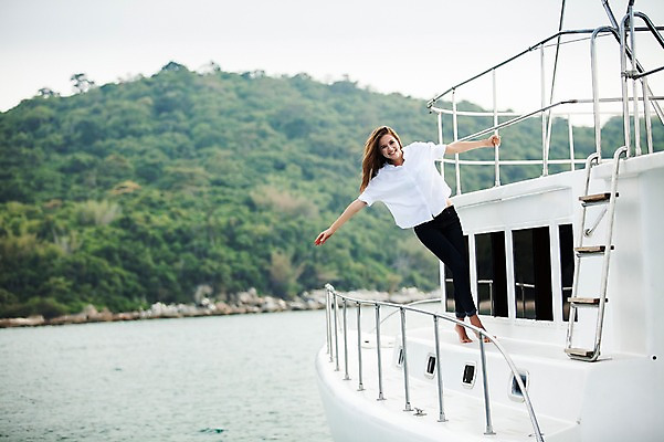 포토 JPG 주간 전신 서양인 외국인 백인 해외기획촬영 우먼라이프 라이프스타일 여자 여유 바다 여행 장난 난간 모션 휴가 2014년태국 한명 서기 미소 사람 20대 성인 야외 여름휴가 바캉스 청춘 보트 추억 청년만 청년여자만 청년여자한명만 성인여자한명만 국내포토 자연요소 1 감정 컨셉 배_교통 표정 인종 청년 생활 여자만 여자한명만 성인여자만 성인만 파일형식 여름_계절