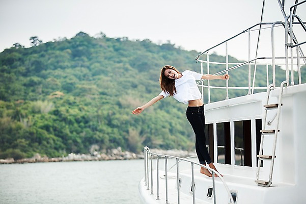 포토 JPG 주간 전신 서양인 외국인 백인 해외기획촬영 우먼라이프 라이프스타일 여자 여유 바다 여행 장난 난간 모션 휴가 2014년태국 한명 서기 미소 사람 20대 성인 야외 앞모습 여름휴가 바캉스 청춘 잡기 보트 추억 청년만 청년여자만 청년여자한명만 성인여자한명만 국내포토 자연요소 1 감정 뷰포인트 컨셉 배_교통 표정 인종 청년 생활 여자만 여자한명만 성인여자만 성인만 파일형식 여름_계절