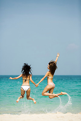 포토 JPG 주간 전신 서양인 외국인 백인 해외기획촬영 우먼라이프 라이프스타일 여자 여행 모션 물놀이 휴가 2014년태국 사람 20대 성인 해변 야외 두명 뒷모습 친구 여름휴가 바캉스 비키니 손잡기 점프 우정 활발 목표 열정 여자만 성인여자만 청년만 청년여자만 성인만 국내포토 자연요소 수영복 감정 바다 뷰포인트 컨셉 관계 놀이 인종 청년 생활 파일형식 여름_계절