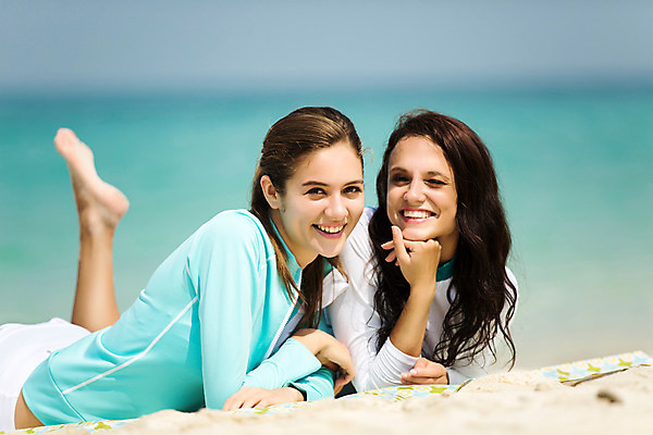 포토 JPG 주간 전신 서양인 외국인 백인 해외기획촬영 우먼라이프 라이프스타일 여자 여유 엎드리기 여행 모션 휴가 휴식 함께함 2014년태국 미소 사람 20대 성인 해변 야외 두명 앞모습 친구 여름휴가 바캉스 청춘 모래사장 턱괴기 우정 추억 여자만 성인여자만 청년만 청년여자만 성인만 국내포토 자연요소 감정 바다 뷰포인트 컨셉 관계 표정 인종 청년 생활 파일형식 여름_계절