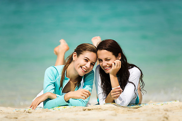 포토 JPG 주간 전신 서양인 외국인 백인 해외기획촬영 우먼라이프 라이프스타일 여자 여유 엎드리기 여행 모션 휴가 휴식 함께함 2014년태국 미소 사람 20대 성인 해변 야외 두명 앞모습 친구 여름휴가 바캉스 청춘 모래사장 턱괴기 우정 추억 여자만 성인여자만 청년만 청년여자만 성인만 국내포토 자연요소 감정 바다 뷰포인트 컨셉 관계 표정 인종 청년 생활 파일형식 여름_계절