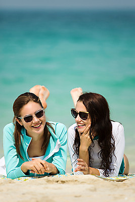 포토 JPG 주간 전신 서양인 외국인 백인 해외기획촬영 우먼라이프 라이프스타일 여자 여유 엎드리기 여행 모션 휴가 휴식 함께함 2014년태국 미소 사람 20대 성인 해변 야외 두명 앞모습 친구 여름휴가 바캉스 청춘 모래사장 선글라스 턱괴기 우정 추억 여자만 성인여자만 청년만 청년여자만 성인만 국내포토 자연요소 감정 안경 바다 뷰포인트 컨셉 관계 표정 인종 청년 생활 파일형식 여름_계절