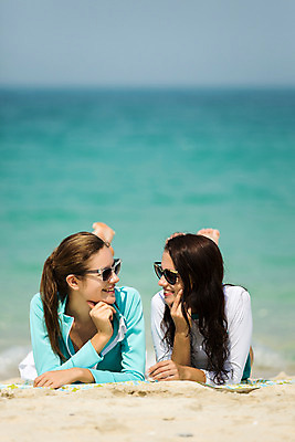 포토 JPG 주간 전신 서양인 외국인 백인 해외기획촬영 우먼라이프 라이프스타일 여자 여유 엎드리기 여행 모션 휴가 휴식 함께함 2014년태국 미소 사람 20대 성인 해변 야외 두명 앞모습 친구 여름휴가 바캉스 청춘 모래사장 선글라스 마주보기 턱괴기 우정 추억 여자만 성인여자만 청년만 청년여자만 성인만 국내포토 자연요소 감정 안경 바다 뷰포인트 컨셉 관계 표정 인종 청년 생활 파일형식 여름_계절