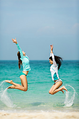 포토 JPG 주간 전신 서양인 외국인 백인 해외기획촬영 우먼라이프 라이프스타일 여자 여행 모션 물놀이 물장구 휴가 2014년태국 미소 사람 손짓 20대 성인 해변 야외 두명 옆모습 친구 여름휴가 바캉스 점프 우정 활발 목표 열정 손뻗기 여자만 성인여자만 청년만 청년여자만 성인만 국내포토 자연요소 감정 바다 뷰포인트 컨셉 관계 놀이 표정 인종 청년 생활 파일형식 여름_계절