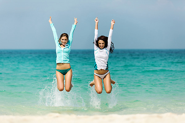 포토 JPG 주간 전신 서양인 외국인 백인 해외기획촬영 우먼라이프 라이프스타일 여자 여행 모션 물놀이 물장구 휴가 2014년태국 미소 사람 손짓 20대 성인 해변 야외 두명 앞모습 친구 여름휴가 바캉스 점프 우정 활발 목표 열정 손뻗기 여자만 성인여자만 청년만 청년여자만 성인만 국내포토 자연요소 감정 바다 뷰포인트 컨셉 관계 놀이 표정 인종 청년 생활 파일형식 여름_계절
