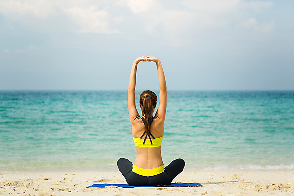 포토 JPG 주간 서양인 외국인 백인 구름 해외기획촬영 우먼라이프 라이프스타일 여자 요가 모션 하늘 휴가 휴식 2014년태국 한명 사람 손짓 상반신 20대 성인 해변 야외 뒷모습 여름휴가 바캉스 모래사장 운동 활발 목표 열정 손뻗기 의료성형뷰티 청년만 청년여자만 청년여자한명만 성인여자한명만 국내포토 자연요소 1 웰빙 감정 바다 뷰포인트 컨셉 건강 인종 청년 생활 여자만 여자한명만 성인여자만 성인만 파일형식 여름_계절