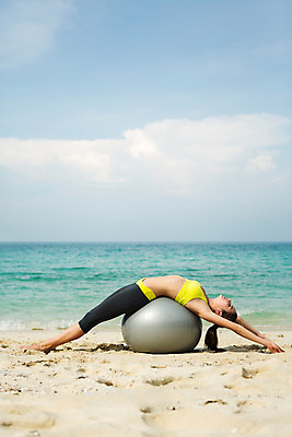 포토 JPG 주간 전신 서양인 외국인 백인 구름 해외기획촬영 우먼라이프 라이프스타일 여자 요가 모션 하늘 휴가 휴식 2014년태국 한명 사람 20대 성인 해변 야외 옆모습 여름휴가 바캉스 모래사장 눕기 운동 활발 짐볼 목표 열정 의료성형뷰티 청년만 청년여자만 청년여자한명만 성인여자한명만 국내포토 자연요소 1 웰빙 감정 바다 뷰포인트 컨셉 건강 인종 청년 생활 여자만 여자한명만 성인여자만 성인만 파일형식 여름_계절