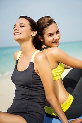 포토 JPG 주간 서양인 외국인 백인 해외기획촬영 우먼라이프 라이프스타일 여자 모션 휴가 휴식 2014년태국 미소 사람 앉기 상반신 20대 성인 해변 야외 두명 옆모습 친구 여름휴가 바캉스 모래사장 운동 활발 등맞대기 목표 열정 의료성형뷰티 여자만 성인여자만 청년만 청년여자만 성인만 국내포토 자연요소 감정 바다 뷰포인트 컨셉 관계 표정 건강 인종 청년 생활 파일형식 여름_계절