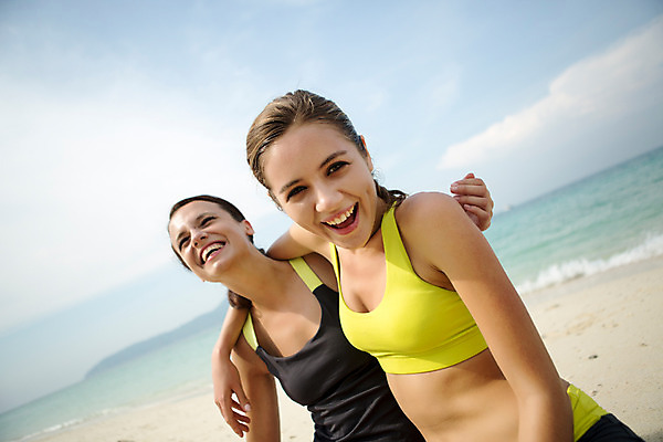 포토 JPG 주간 서양인 외국인 백인 해외기획촬영 우먼라이프 라이프스타일 여자 모션 어깨동무 휴가 휴식 2014년태국 서기 미소 사람 상반신 20대 성인 해변 야외 두명 앞모습 친구 여름휴가 바캉스 모래사장 스트레칭 우정 활발 목표 열정 의료성형뷰티 여자만 성인여자만 청년만 청년여자만 성인만 국내포토 자연요소 감정 바다 뷰포인트 포즈 컨셉 관계 표정 인종 청년 생활 운동 파일형식 여름_계절