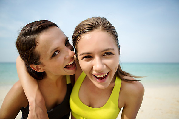 포토 JPG 주간 서양인 외국인 백인 해외기획촬영 우먼라이프 라이프스타일 여자 장난 모션 어깨동무 휴가 휴식 2014년태국 서기 미소 사람 상반신 20대 성인 해변 야외 두명 앞모습 친구 여름휴가 바캉스 모래사장 활발 목표 열정 여자만 성인여자만 청년만 청년여자만 성인만 국내포토 자연요소 감정 바다 뷰포인트 포즈 컨셉 관계 표정 인종 청년 생활 파일형식 여름_계절