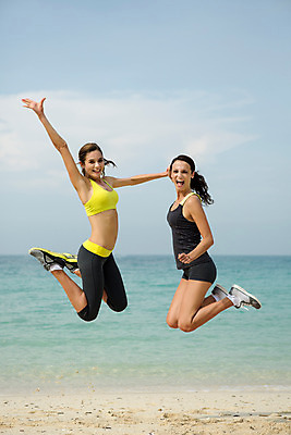 포토 JPG 주간 전신 서양인 외국인 백인 구름 해외기획촬영 우먼라이프 라이프스타일 여자 모션 하늘 휴가 휴식 2014년태국 미소 사람 손짓 20대 성인 해변 야외 두명 옆모습 친구 여름휴가 바캉스 모래사장 점프 활발 목표 열정 여자만 성인여자만 청년만 청년여자만 성인만 국내포토 자연요소 감정 바다 뷰포인트 컨셉 관계 표정 인종 청년 생활 파일형식 여름_계절