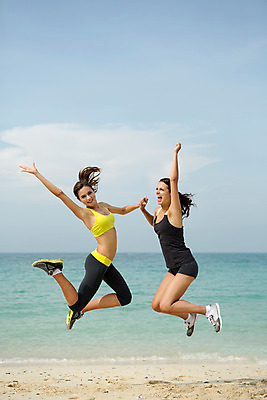 포토 JPG 주간 전신 서양인 외국인 백인 구름 해외기획촬영 우먼라이프 라이프스타일 여자 모션 하늘 휴가 휴식 2014년태국 사람 손짓 20대 성인 해변 야외 두명 옆모습 친구 여름휴가 바캉스 운동복 모래사장 점프 활발 목표 열정 여자만 성인여자만 청년만 청년여자만 성인만 국내포토 자연요소 옷 감정 바다 뷰포인트 컨셉 관계 인종 청년 생활 파일형식 여름_계절