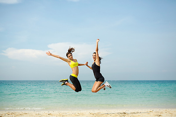 포토 JPG 주간 전신 서양인 외국인 백인 구름 해외기획촬영 우먼라이프 라이프스타일 여자 모션 하늘 휴가 휴식 2014년태국 사람 20대 성인 해변 야외 두명 옆모습 친구 여름휴가 바캉스 운동복 모래사장 점프 활발 목표 열정 손뻗기 여자만 성인여자만 청년만 청년여자만 성인만 국내포토 자연요소 옷 감정 바다 뷰포인트 컨셉 관계 인종 청년 생활 파일형식 여름_계절