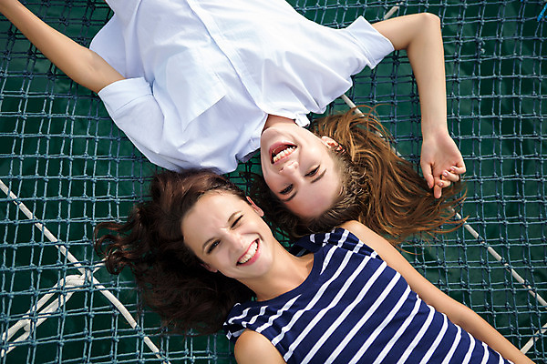 포토 JPG 주간 서양인 외국인 백인 해외기획촬영 우먼라이프 라이프스타일 여자 여유 모션 휴가 휴식 2014년태국 미소 사람 상반신 20대 성인 야외 두명 앞모습 친구 여름휴가 바캉스 청춘 하이앵글 눕기 그물 추억 여자만 성인여자만 청년만 청년여자만 성인만 국내포토 자연요소 감정 뷰포인트 컨셉 관계 표정 인종 청년 생활 파일형식 여름_계절