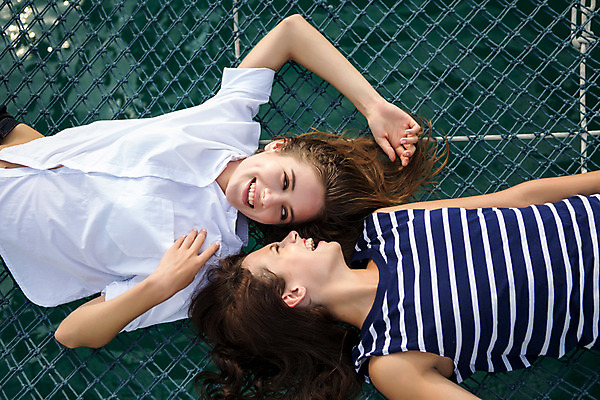 포토 JPG 주간 서양인 외국인 백인 해외기획촬영 우먼라이프 라이프스타일 응시 여자 여유 모션 휴식 2014년태국 미소 사람 상반신 20대 성인 야외 두명 앞모습 친구 청춘 하이앵글 눕기 그물 추억 여자만 성인여자만 청년만 청년여자만 성인만 국내포토 자연요소 시선 감정 뷰포인트 컨셉 관계 표정 인종 청년 생활 파일형식