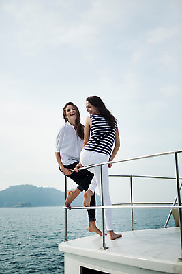 포토 JPG 주간 전신 서양인 외국인 백인 해외기획촬영 우먼라이프 라이프스타일 여자 여유 바다 난간 모션 하늘 휴가 2014년태국 미소 사람 앉기 20대 성인 야외 두명 옆모습 뒷모습 친구 여름휴가 바캉스 청춘 기댐 뒤돌아보기 보트 추억 여자만 성인여자만 청년만 청년여자만 성인만 국내포토 자연요소 감정 뷰포인트 컨셉 배_교통 관계 표정 인종 청년 생활 파일형식 여름_계절