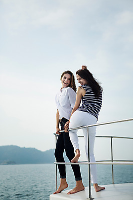 포토 JPG 주간 전신 서양인 외국인 백인 해외기획촬영 우먼라이프 라이프스타일 여자 여유 바다 난간 모션 하늘 휴가 2014년태국 서기 미소 사람 손짓 20대 성인 야외 두명 옆모습 뒷모습 친구 여름휴가 바캉스 청춘 보트 추억 여자만 성인여자만 청년만 청년여자만 성인만 국내포토 자연요소 감정 뷰포인트 컨셉 배_교통 관계 표정 인종 청년 생활 파일형식 여름_계절