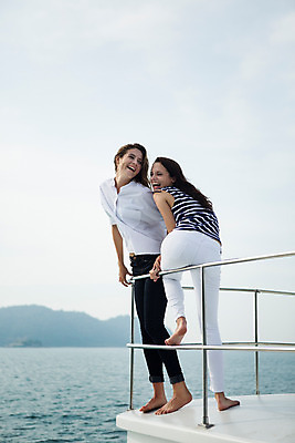 포토 JPG 주간 전신 서양인 외국인 백인 해외기획촬영 우먼라이프 라이프스타일 여자 여유 바다 장난 난간 모션 하늘 휴가 2014년태국 서기 미소 사람 20대 성인 야외 두명 앞모습 뒷모습 친구 여름휴가 바캉스 청춘 뒤돌아보기 보트 추억 여자만 성인여자만 청년만 청년여자만 성인만 국내포토 자연요소 감정 뷰포인트 컨셉 배_교통 관계 표정 인종 청년 생활 파일형식 여름_계절