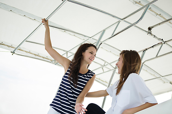 포토 JPG 주간 서양인 외국인 백인 해외기획촬영 우먼라이프 라이프스타일 여자 여유 바다 모션 휴가 2014년태국 미소 사람 앉기 상반신 20대 성인 야외 두명 앞모습 옆모습 친구 여름휴가 바캉스 청춘 마주보기 보트 추억 운전석 여자만 성인여자만 청년만 청년여자만 성인만 국내포토 자연요소 감정 뷰포인트 컨셉 배_교통 관계 표정 인종 청년 생활 파일형식 여름_계절