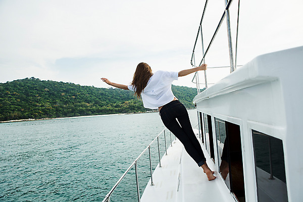 포토 JPG 주간 전신 서양인 외국인 백인 해외기획촬영 우먼라이프 라이프스타일 여자 여유 바다 모션 휴가 2014년태국 한명 서기 사람 20대 성인 야외 뒷모습 여름휴가 바캉스 청춘 보트 추억 청년만 청년여자만 청년여자한명만 성인여자한명만 국내포토 자연요소 1 감정 뷰포인트 컨셉 배_교통 인종 청년 생활 여자만 여자한명만 성인여자만 성인만 파일형식 여름_계절